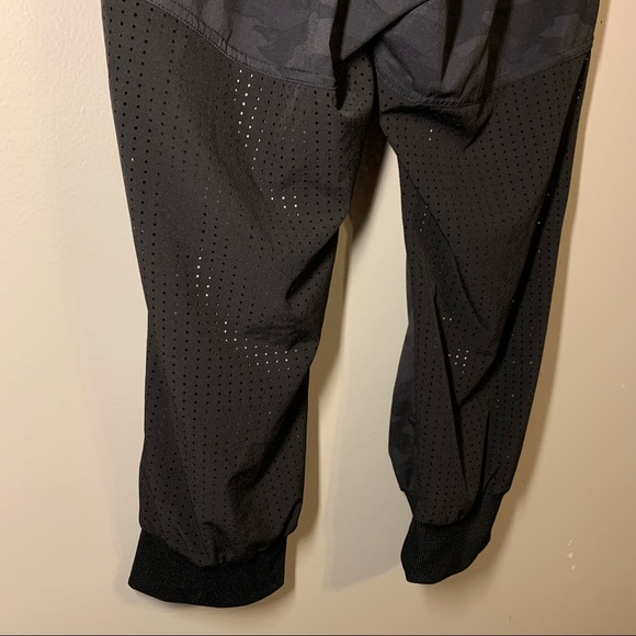 Small Kyodan black grey camo print mesh back joggers - Picture 10 of 12